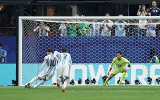 Quỹ đạo vòng cung đặc trưng tạo nên thương hiệu đá phạt của Messi