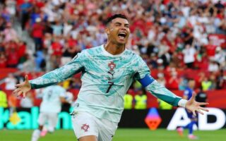 Ronaldo ghi bàn bằng nhiều phong cách khác nhau